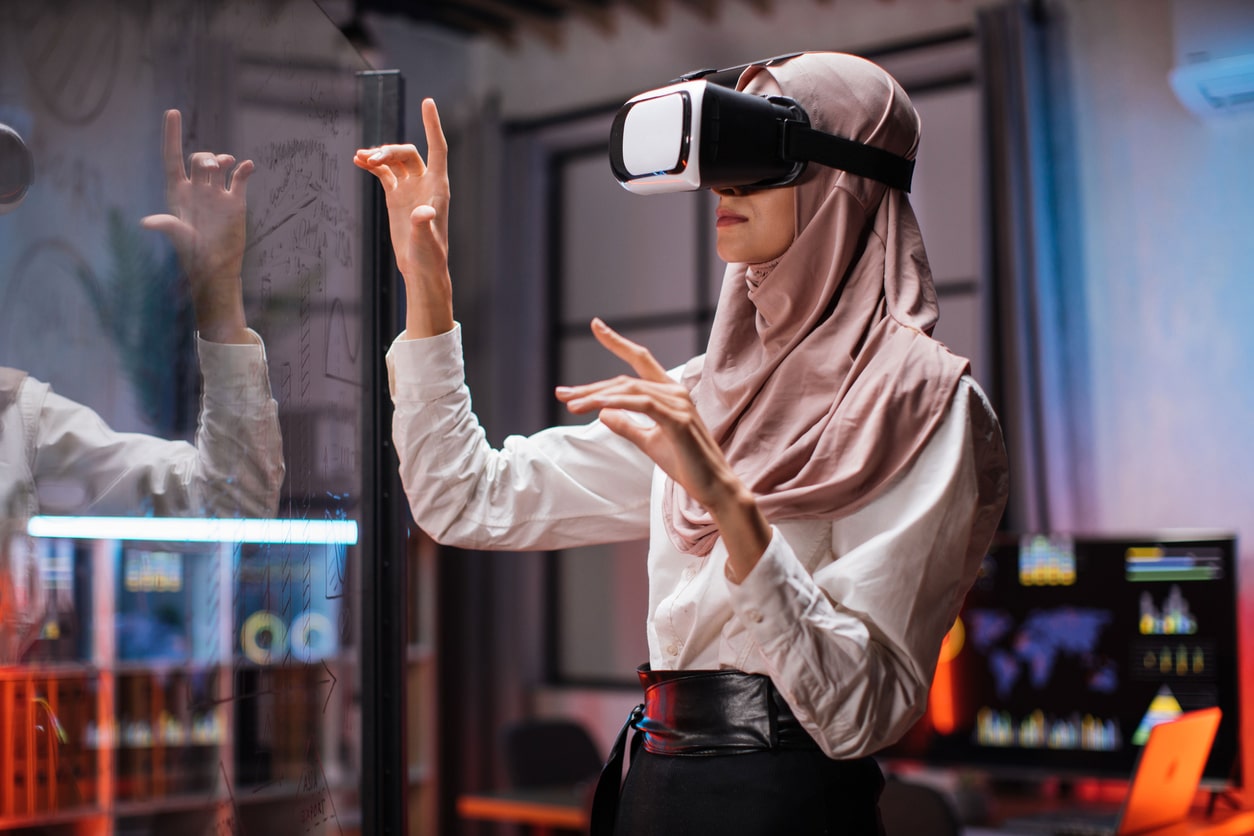 saudi vr woman engaging in a virtual reality immersive teambuilding experience